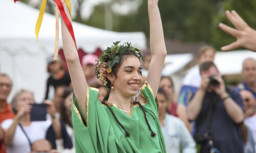 Roemerfest Augusta Raurica Lachende Taenzerin Foto Susanne Schenker