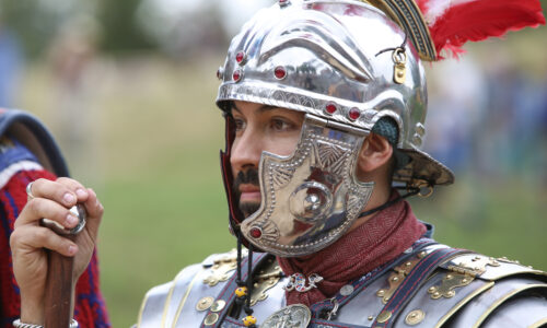 Roemerfest Augusta Raurica Legionaer in edler Ruestung Foto Susanne Schenker