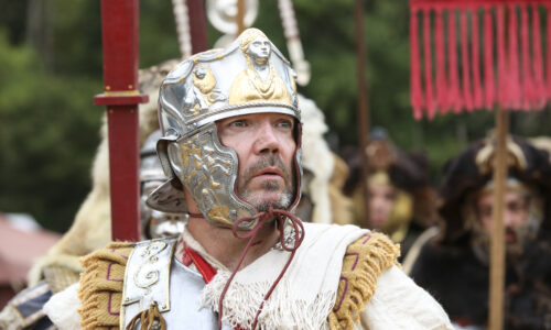 Roemerfest Augusta Raurica Legionaer mit reich verziertem Helm Foto Susanne Schenker