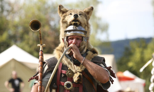 Roemerfest Augusta Raurica Legionaer mit Wolfspelz Foto Susanne Schenker
