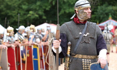 Roemerfest Augusta Raurica Legionaer steht Wache Foto Susanne Schenker