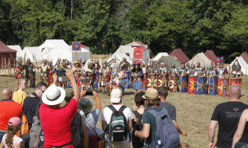 Roemerfest Augusta Raurica Legionaere posieren fuer das Publikum Foto Susanne Schenker