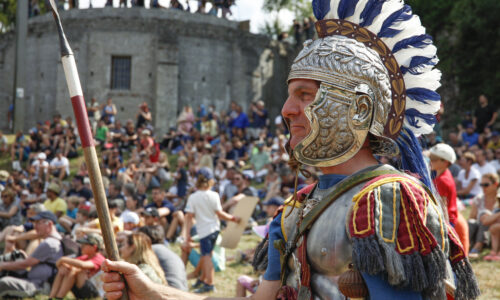 Roemerfest Augusta Raurica Offizier ueberwacht die Uebungen Foto Susanne Schenker