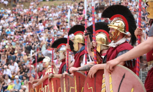Fête Romaine Augusta Raurica – Les prétoriens de l'empereur dans un théâtre plein à craquer – Photo Susanne Schenker