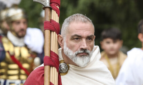 Roemerfest Augusta Raurica Priester auf dem Weg zur Weihezeremonie Foto Susanne Schenker