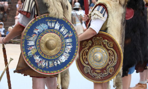 Roemerfest Augusta Raurica Reich verzierte Legionaersschilder Foto Susanne Schenker