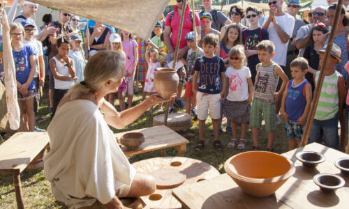 Roemerfest Augusta Raurica Staunen ueber die Handwerkskunst des Toepfers Foto Susanne Schenker
