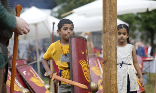 Roemerfest Augusta Raurica Konzentriertes Ueben in der Legionaersschule Foto Matthias Willi