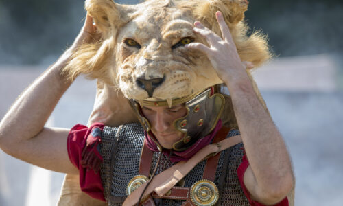 Augusta Raurica Roemerfest Der Aquilifer der Traeger des Feldadlers bereitet sich vor Foto Susanne Schenker