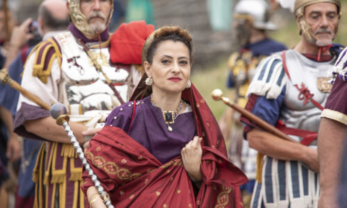 Roemerfest Augusta Raurica Kaiserin in Begleitung von Praetorianern Foto Susanne Schenker