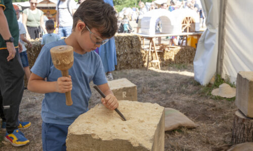 Roemerfest Augusta Raurica Kind uebt sich als Steinmetz Foto Susanne Schenker