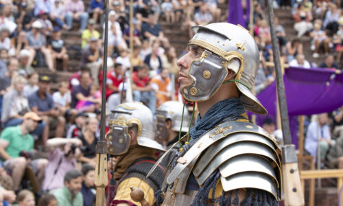 Roemerfest Augusta Raurica Legionaer am Hauptspektakel im Theater Foto Susanne Schenker