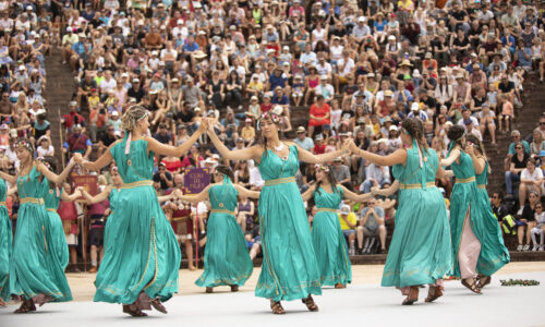 Fête romaine à Augusta Raurica - Les danseuses dans un théâtre entièrement plein - photo Susanne Schenker