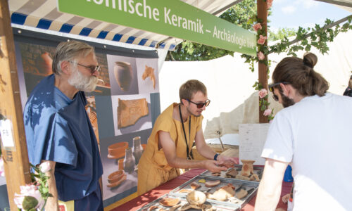 Fête romaine à Augusta Raurica - L’archéologie à portée de main sur le stand de céramique - photo Daniel Rancic