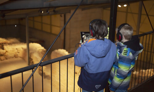 Augusta Raurica AR Experience Besucher unterwegs mit der App Foto Aline Cousin