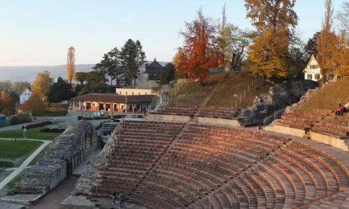 Augusta Raurica Blick vom Theater zum Roemerhaus Foto Susanne Schenker