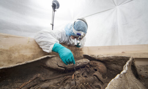 Augusta Raurica Der Bleisarg wird minutioes untersucht Foto Susanne Schenker