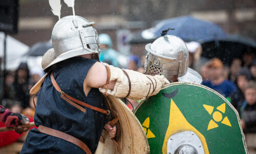 Fête romaine Augusta Raurica – Gladiatrices cambattent dans l'arène – Photo Matthias Willi