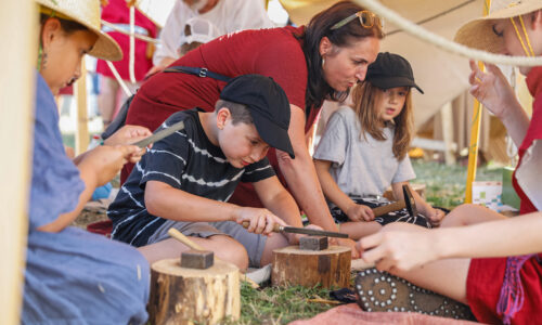 Fête romaine Augusta Raurica – Fabriquer son propre fibule – Photo Matthias Willi
