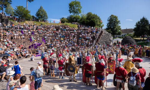 Fête romaine Augusta Raurica – Des légionnaires saluant l'empereur au théâtre – Photo Matthias Willi