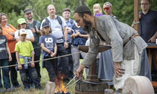 Fête romaine Augusta Raurica – Étonnement devant l'artisanat chez le forgeron romain – Photo Susanne Schenker