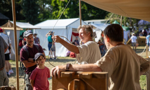 Fête romaine Augusta Raurica – Visages émerveillés à la corderie romaine – Photo Matthias Willi