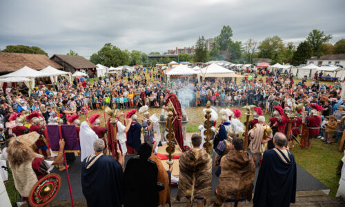 Fête romaine Augusta Raurica – Cérémonie de consecration é la scène du temple – Photo Matthias Willi