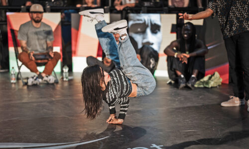 Theater Augusta Raurica - the movement ARENA - Carolina Samanta Moreno aka B-Girl Carito aus Argentinien im Air Chair Freeze - Foto Ronny Bermejo