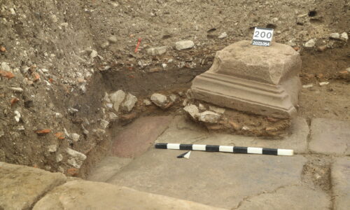 Pfeilerbasis aus Sandstein über dem Plattenbelag. © Augusta Raurica